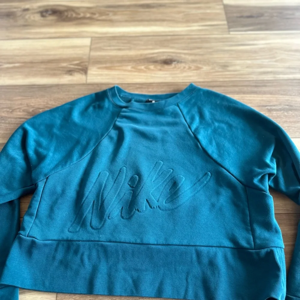 Nike dri fit womens cropped crewneck size small